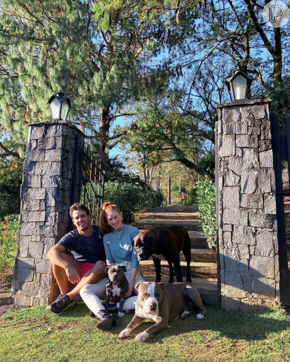 Marina Ruy Barbosa exibe trio de cães em foto com Xandinho Negrão próxima à natureza durante pandemia do coronavírus