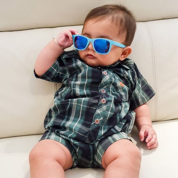 Marília Mendonça mostrou filho, Léo, com roupa xadrez e óculos escuros