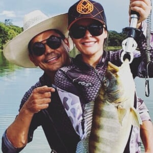 Maraisa curte pesca esportiva com o namorado, Fabrício Marques
