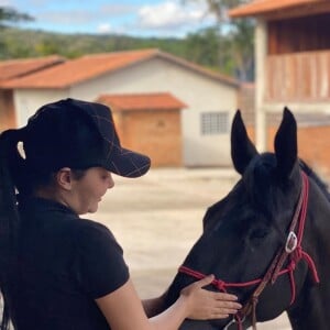 Maraisa mostra paixão por cavalo em foto em resorte