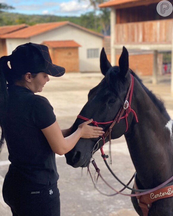 Maraisa mostra paixão por cavalo em foto em resorte