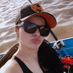 Maraisa faz selfie com look estiloso durante pesca