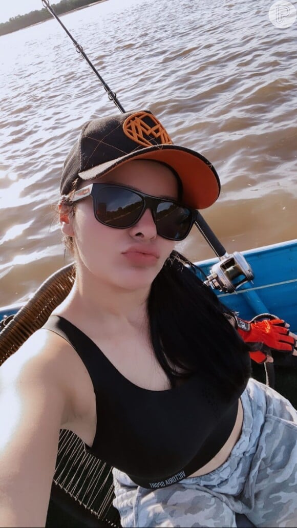 Maraisa faz selfie com look estiloso durante pesca