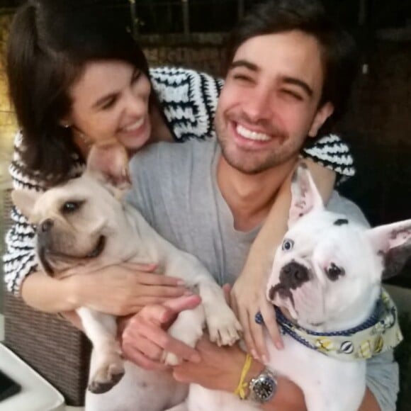 Sthefany Brito e o marido protagonizam fotos fofas com os pets na web