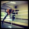 Isis Valverde posta foto no seu Instagram fazendo balé; a atriz mostra que tem muita habilidade com a dança, em 28 de fevereiro de 2013