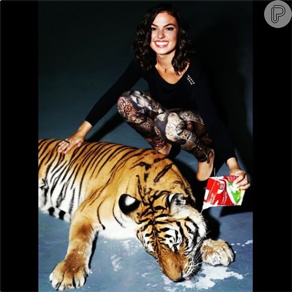 Isis posou ao lado de uma tigresa para a campanha de uma marca de roupas e contou ao Purepeople que não teve medo do animal, mas se restringiu em dar apenas leite para ela