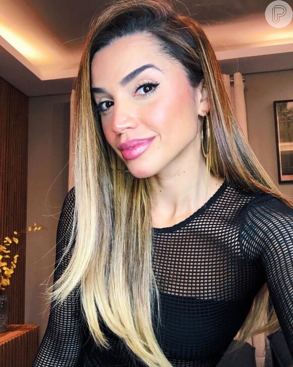 Ex-BBB Paula Amorim deixa de alisar cabelo