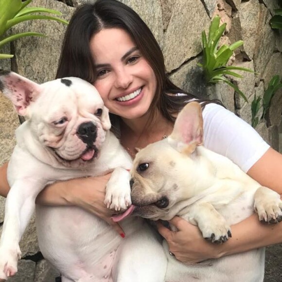 Sthefany Brito detalha rotina com pets London e Montalcino na quarentena