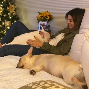 Sthefany Brito celebra datas especiais com pets London e Montalcino