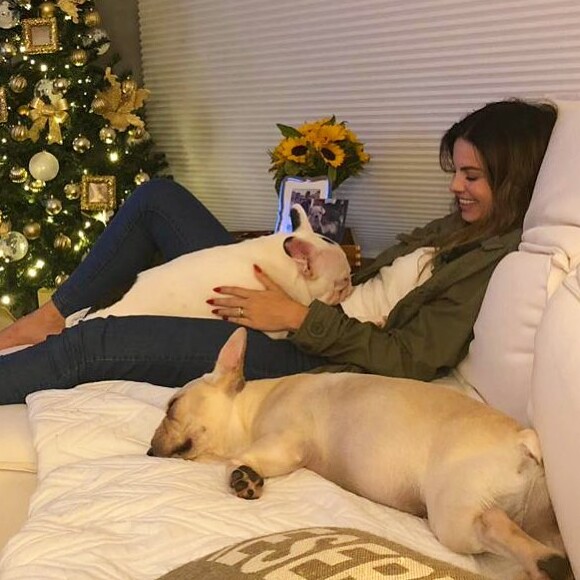 Sthefany Brito celebra datas especiais com pets London e Montalcino