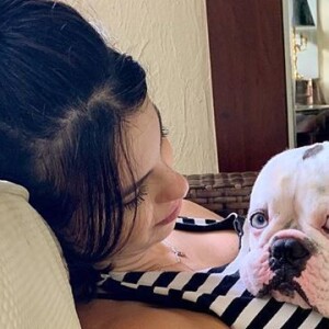 Sthefany Brito ganha carinho do pet London em foto