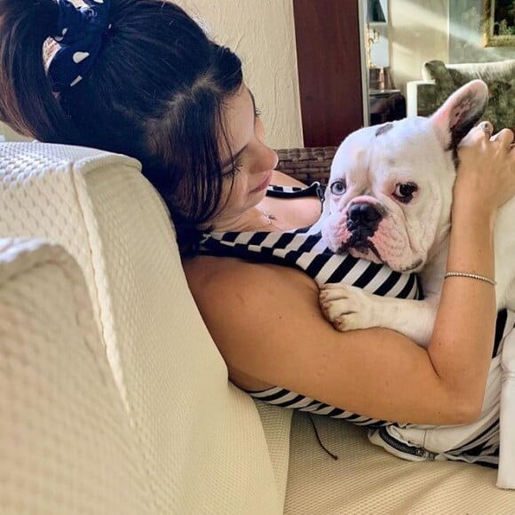 Sthefany Brito ganha carinho do pet London em foto
