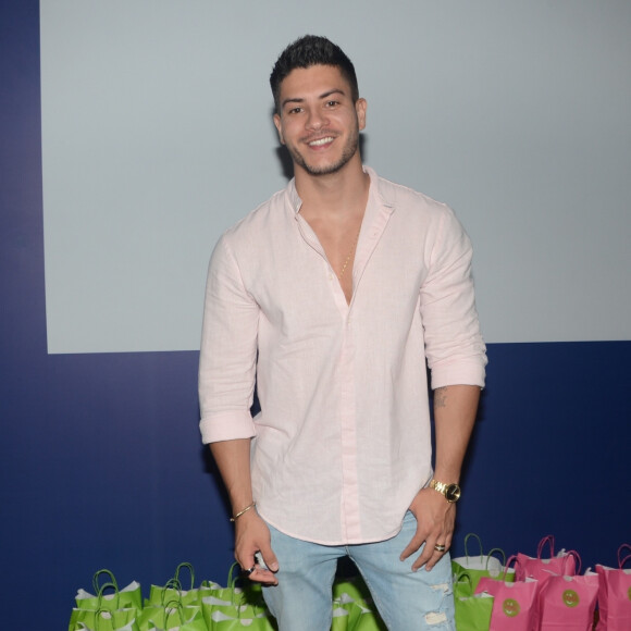 Arthur Aguiar desabafou em sua rede social e garantiu que estão envolvendo nomes de mulheres que não têm nada a ver com ele