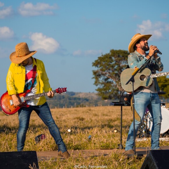 Fernando e Sorocaba fizeram uma live musical em seu canal no YouTube
