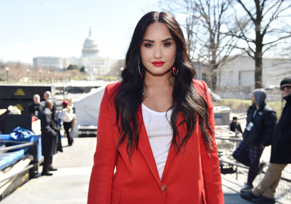 Demi Lovato e mais famosos de 'Glee', lamentam desaparecimento de Naya Rivera