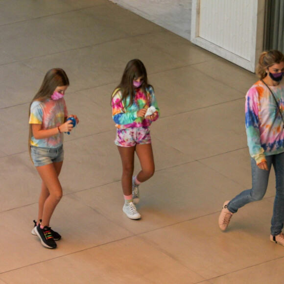 Grazi Massafera foi fotografada com filha, Sofia, em shopping do Rio de Janeiro