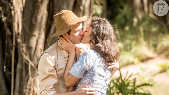 Na novela 'Êta Mundo Bom!', Candinho (Sergio Guizé) rouba beijo de Filomena (Debora Nascimento) mas leva fora