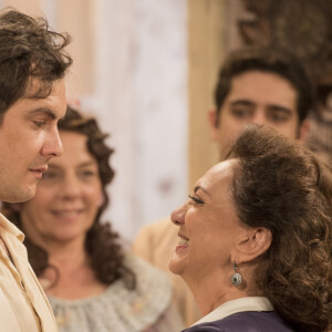 Novela 'Êta Mundo Bom!': Candinho (Sergio Guizé) teve reencontro emocionante com a mãe, Anastácia (Eliane Giardini)