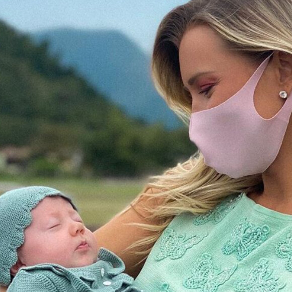 Filha de Ana Paula Siebert e Roberto Justus curtiu primeiro passeio de barco com os pais neste final de semana