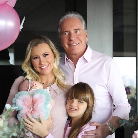 Filha de Ana Paula Siebert e Roberto Justus, Vicky ganhou festinha ao comemorar 1 mês