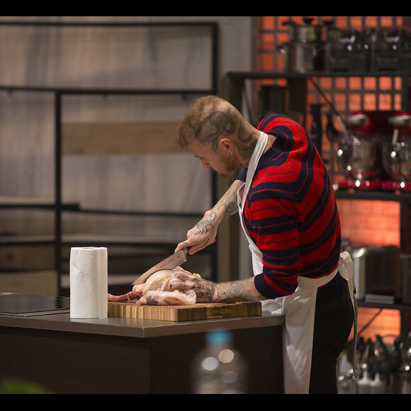 'MasterChef Brasil': Tiago se desentendeu com Ali Philipe por frango; o cozinheiro tinha que preparar uma galinhada escolhida por Fernando e Sorocaba