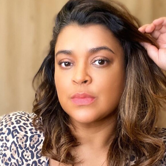 Preta Gil além de aderir ao cabelo branco vem mantendo a sobrancelha sem fazer