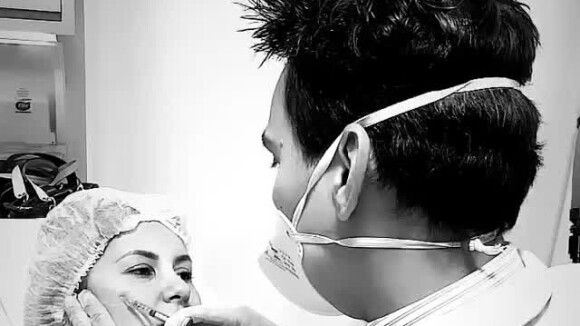 Natália Toscano filma ao fazer procedimento no rosto