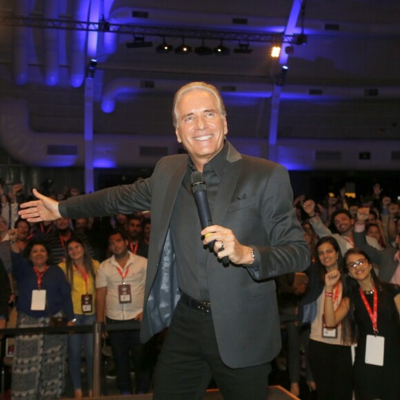Roberto Justus é pai de Ricardo (casado com a atriz Fran Fischer, mãe de seu filho, Arthur), Fabiana (casada com Bruno Dancona; o casal é pai das gêmeas Chiara e Siena) e Luiza (noiva de Stephan Panico)