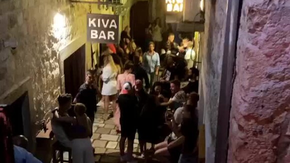 Laryssa Bottino, amiga de Anitta, mostra grupo curtindo Kiva Bar, na Croácia