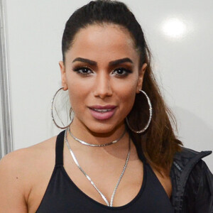 'Ela vai passar 14 dias lá, que é um país neutro, para 'neutralizar' o passaporte e entrar em outro país da União Europeia', diz assessoria de Anitta