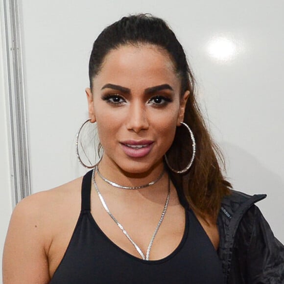 'Ela vai passar 14 dias lá, que é um país neutro, para 'neutralizar' o passaporte e entrar em outro país da União Europeia', diz assessoria de Anitta