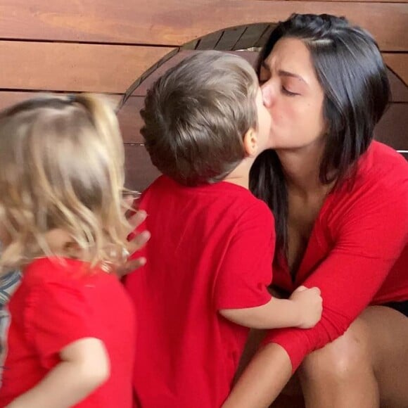 Thais Fersoza foi criticada ao beijar o filho, Teodoro, e defendida pelo marido, Michel Teló