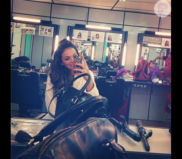 Bruna Marquezine mostra por que não acompanhou o namorado, Neymar, na noitada de quinta-feira (28) em uma boate em São Paulo; a atriz publicou uma foto em seu Instagram, se preparando para as gravações de 'Salve Jorge', em 1º de março de 2013