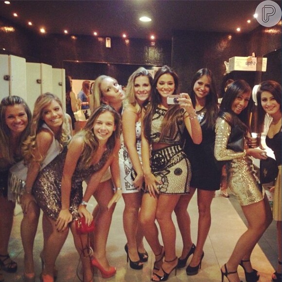 A atriz aproveitou bastante a festa de aniversário do namorado, Neymar, ao lado das amigas