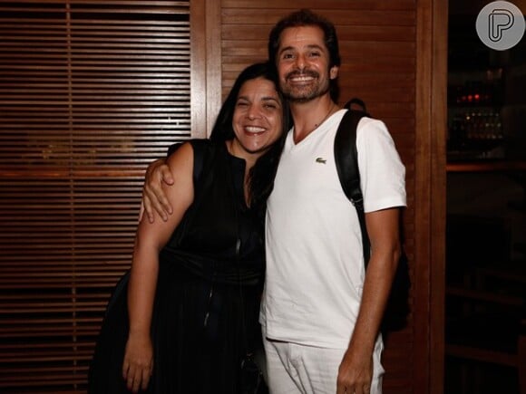 A autora de 'Geração Brasil' Izabel de Oliveira posou ao lado do ator Sérgio Maciel