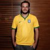 Na festa de 'Geração Brasil', o ator Samuel Vieira apostou na camisa da Seleção para cair na festa junto com o elenco da novela