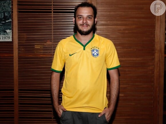 Na festa de 'Geração Brasil', o ator Samuel Vieira apostou na camisa da Seleção para cair na festa junto com o elenco da novela