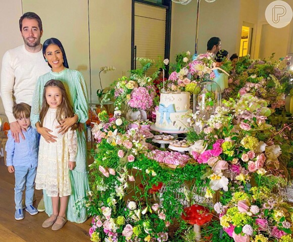 Simaria e o marido, Vicente, posam com os filhos Giovanna e Pawel