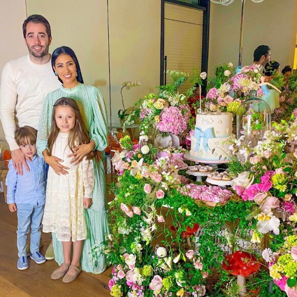 Simaria e o marido, Vicente, posam com os filhos Giovanna e Pawel