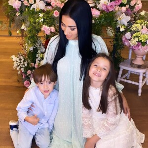 Simaria posa com os filhos Giovanna e Pawel em festa