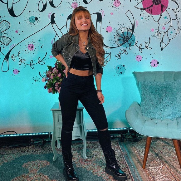 Larissa Manoela alia jeans destroyed com top de couro e jaqueta jeans