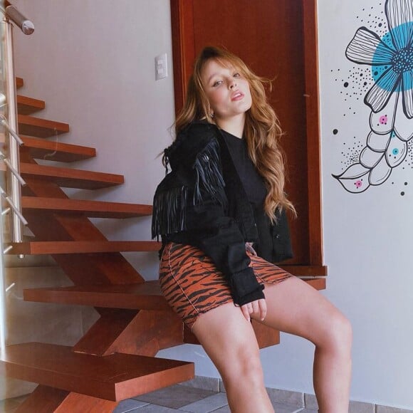Larissa Manoela usou saia animal print com jaqueta em look para ver live em casa
