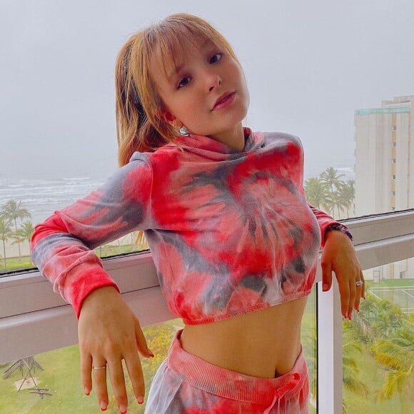 Larissa Manoela usou trend do tie dye em conjunto de moletom