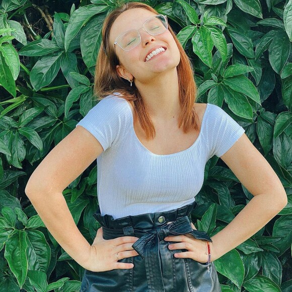 Larissa Manoela usa look com short de couo e t-shirt branca básica