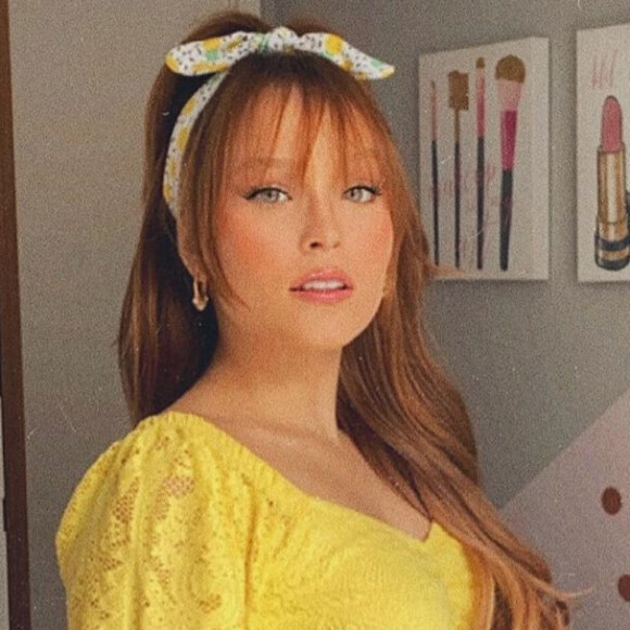 Tricô, tie dye e mais trends: Larissa Manoela aposta em homewear fashionista. Confira galeria nesta segunda-feira, dia 03 de agosto de 2020