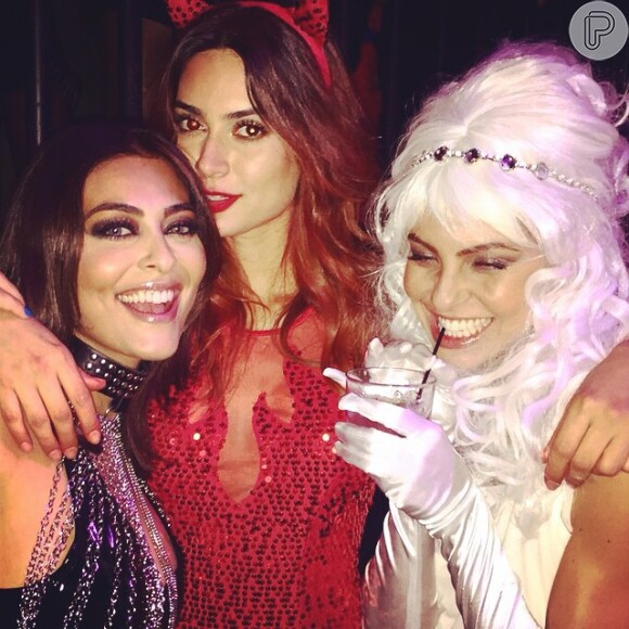 Juliana Paes e Thaila Ayala posam ao lado da assessora de imprensa Raphaela Zugliani em festa de Halloween em Nova York
