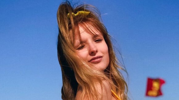 Larissa Manoela combina biquíni com laço de cabelo em dia de praia: 'Gata'