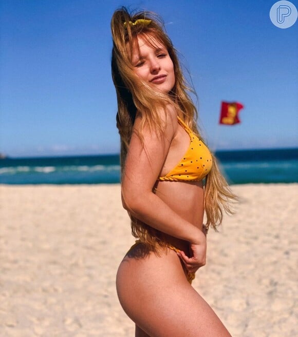 Larissa Manoela combinou biquíni com laço em dia de praia