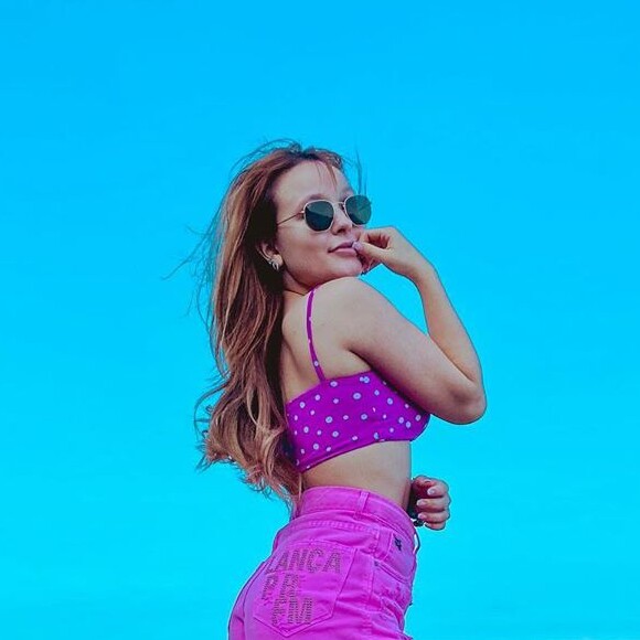 Larissa Manoela negou incômodo por expor namoro com Leo Cidade na web