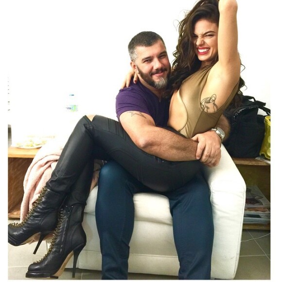 Isis Valverde mostra tatuagem em look revelador em foto no Instagram, neste sábado, 1º de novembro de 2014